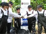 Foto-1-VP-Sustainability-Telkom-Gunawan-Wasisto-dan-Pandawara-Group-saat-River-Clean-Up.jpg