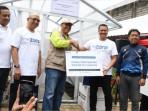 Foto-1-VP-Sustainability-Telkom-Gunawan-Wasisto-saat-menyerahkan-bantuan-berupa.jpg