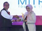 Foto-1-VP-Synergy-Telkom-Chandra-Kusuma-Wardhana-Kiri-menyerahkan-penghargaan.jpg