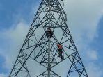 Gadis-abg-nekat-panjat-tower-di-Tasikmalaya.jpg