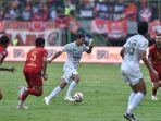 Gelandang-PERSIB-Adam-Alis-dikepung-pemain-Persija.jpg