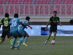 Gelandang-PERSIB-Tyronne-Del-Pino-berada-di-tengah-kepungan-pemain-PSBS.jpg
