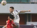 Gelandang-Persib-Bandung-Marc-Klok-terlibat-duel-dengan-pemain-Bali-United-Hariono.jpg