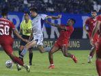 jabar/Gelandang-Persib-Bandung-Mateo-Kocijan-Dikepung-pemain-Borneo-FC.jpg