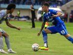 jabar/Gelandang-Persib-Bandung-Stefano-Beltrame-kanan-menguasai-bola-Persebaya-Surabaya.jpg
