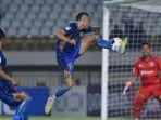 Gelandang-Persib-Bandung-Tyronne-del-Pino-mencoba-Lion-City-Sailors.jpg