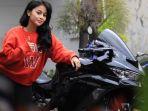 Ghina-Kamilla-25-influencer-model-hobi-menunggangi-sepeda-motor-sport.jpg