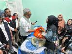 Warga Jaga Warga, Pemkot Bandung bersama Golden Future Indonesia Salurkan Paket Sembako untuk Lansia