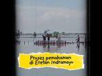 Gotong-keranda-jenazah-menuju-tempat-pemakaman-umum-TPU-di-Desa-Eretan-Wetan.jpg