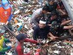 Gubernur-Jabar-Dedi-Mulyadi-saat-melakukan-pengangkutan-sampah.jpg