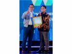 Gubernur-Jabar-Ridwan-Kamil-memberikan-penghargaan-kepada-Pabrik-AQUA.jpg