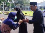 Gubernur-Jawa-Barat-Ridwan-Kamil-dan-istri-saat-menerima-warga.jpg