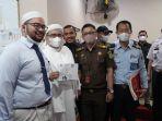 Habib-Rizieq-Shihab-bebas-bersyarat-pagi-ini-4.jpg