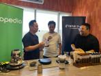 Hadi-Widodo-saat-membuat-kopi-di-Nyawang-La.jpg