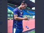 Henhen-Herdiana-Persib-memainkan-permainan-Lato-Lato.jpg