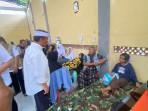 Herman-Suryatman-saat-menjenguk-siswa-keracunan-MBG-di-GOR-Kecamatan-Cipongkor-Bandung-Barat.jpg