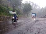 Hujan-deras-mengguyur-kawasan-jalan-Cadas-Pangeran.jpg