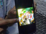 Irpan-Setiawan-tunjukkan-foto-Kahfi.jpg
