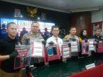 Jajaran-Polres-Sukabumi-Kota-menunjukkan-barang-bukti-di-Mapolres-Selasa-2152024.jpg