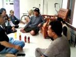 Jajaran-Polsek-Gebang-saat-berada-di-kediaman-Rona-Esih-Cirebon.jpg