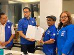 Jeje-Ritchie-Ismail-alias-Jeje-Govinda-menunjukkan-SK-Ketua-DPD-PAN-Bandung-Barat.jpg