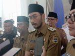 jabar/Jeje-Ritchie-Ismail-didampingi-Asep-Ismail-ketiga-dari-kiri-saat-memberikan.jpg