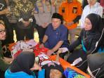 Jeje-Ritchie-Ismail-saat-menjenguk-korban-keracunan-MBG.jpg