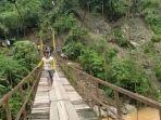 Jembatan-gantung-di-Desa-Sukamulya-yang-rusak-dan-teracam-roboh-karena-sudah-lama-tak-diperbaiki.jpg