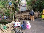 Jembatan-penghubung-antar-kampung-di-Desa-Ciwalen.jpg