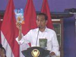 Joko-Widodo-menunjukkan-basreng.jpg