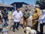 Kakang-Prabu-turun-langsung-mengaplikasikan-cairan-Mikroba-P.jpg