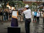 Kaldron-Api-dari-obor-api-kecil-yang-diterimanya-dari-para-atlet.jpg