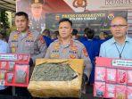Kapolres-Cimahi-AKBP-Niko-Nurallah-Adi-Putra-bersama-jajaran-saat-menggelar-konferensi.jpg