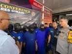 Kapolres-Cimahi-AKBP-Tri-Suhartanto-kanan-saat-konferensi-pers-pengungkapan-kasus-narkotika.jpg