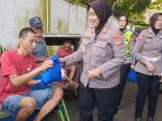 Kapolres-Subang-AKBP-Sumarni-membagikan-sembako-Selasa-662023.jpg