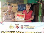 Kapolsek-Cibogo-SubangIptu-Geeta-Sonjaya-door-to-door-bagikan-paket-sembako.jpg