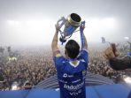Kapten-PERSIB-Marc-Anthony-Klok-mengangkat-trofi-juara-L.jpg