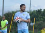 Kapten-Persib-Bandung-Marc-Klok-dalam-sesi-latihan-1.jpg