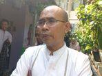 Karnaen-adik-dari-Suprayogi-guru-yang-menjadi-korban-tewas-kecelakaan-maut.jpg