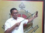 Kasatreskrim-Polres-Sukabumi-AKP-Dian-Pornomo-saat-memperlihatkan-ketapel.jpg