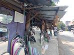 Keberadaan-toko-penjual-pigura-dan-kaca-di-bantaran-Sungai-Sukalila-Cirebon.jpg
