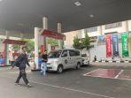 Kendaraan-roda-empat-mengisi-BBM-jenis-Pertalite-di-SPBU-Jalan-Riau-Kota-Bandung.jpg