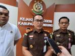 Kepala-Kejari-Kabupaten-Bandung-Donny-Haryono-Setyawan-memberikan-keterangan.jpg