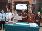 Kepala-Kejari-Sumedang-Adi-Purnama-saat-menunjukkan-uang.jpg