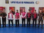Ketiga-tersangka-baju-tahanan-saat-dipindahkan-oleh-Kejari-Purwakarta.jpg