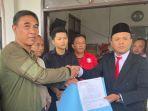 Ketua-Tim-Pemenangan-Ujang-Taufik-Firmansyah-Kusmayadi-menyerahkan-laporan-ke-Bawaslu-Kota-Sukabumi.jpg