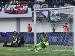 Kiper-Persib-Bandung-Teja-Paku-Alam-gagal-menghentikan-bola.jpg