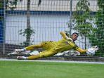 Kiper-Persib-Teja-Paku-Alam-posting-foto-tangkap-bola.jpg
