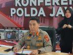 Kombes-Pol-Jules-Abraham-Abast-saat-jumpa-pers-di-Mapolda-Jabar.jpg