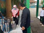 Komisioner-KPAI-Kabupaten-Tasikmalaya-Asep-Nurjaeni-cek-menu-mbg.jpg